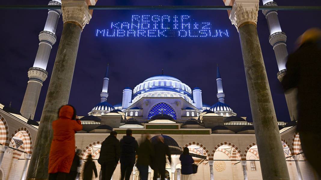 Genci yaşlısı camilere akın etti: Regaip Kandili dualarla idrak edildi 10