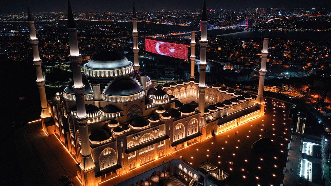 Genci yaşlısı camilere akın etti: Regaip Kandili dualarla idrak edildi 1