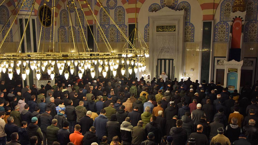 Genci yaşlısı camilere akın etti: Regaip Kandili dualarla idrak edildi 3