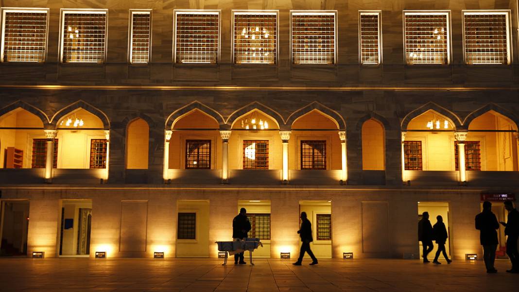 Genci yaşlısı camilere akın etti: Regaip Kandili dualarla idrak edildi 4