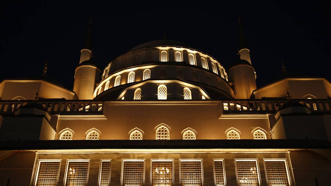 Genci yaşlısı camilere akın etti: Regaip Kandili dualarla idrak edildi 7