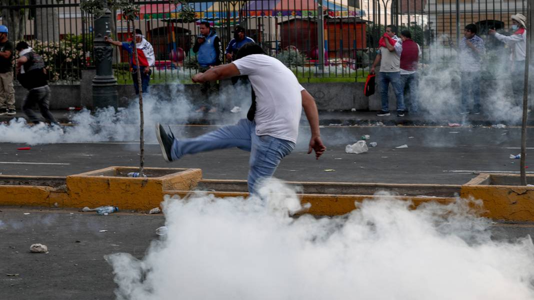 Peru'da tansiyon düşmüyor: Eylemciler havalimanını kuşattı 1