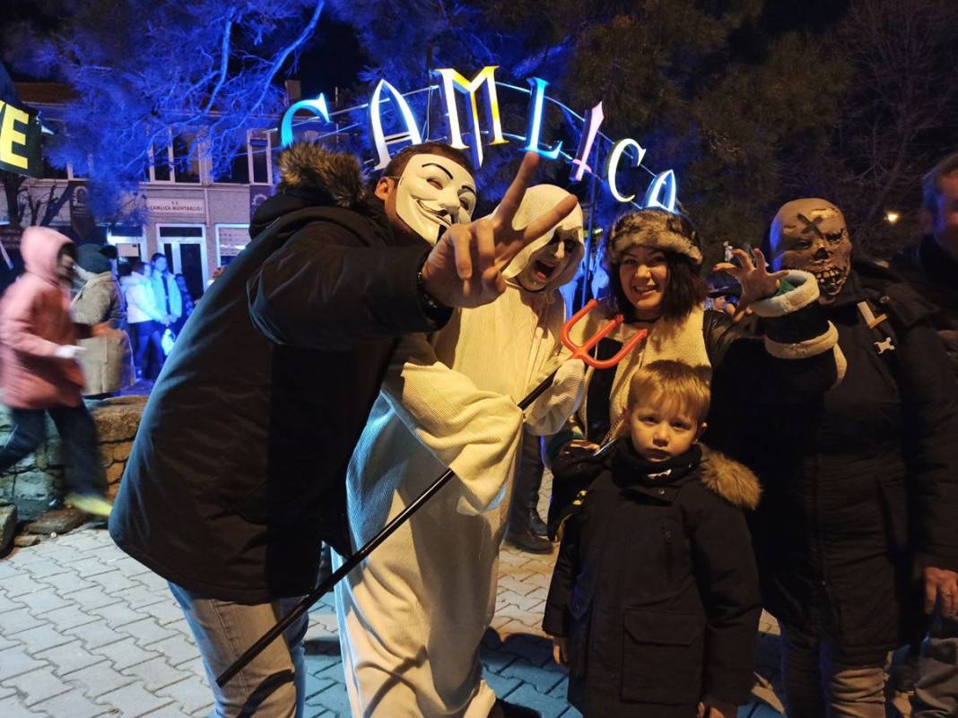 Renkli görüntüler 'Bocuk Gecesi'nden: Yüzlerini boyadılar, maske taktılar 2