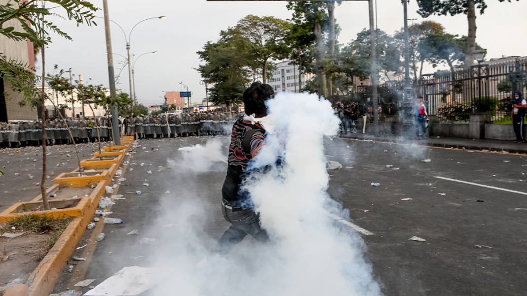 Peru'da tansiyon düşmüyor: Eylemciler havalimanını kuşattı 4