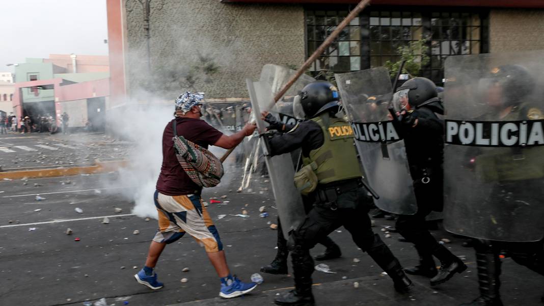 Peru'da tansiyon düşmüyor: Eylemciler havalimanını kuşattı 5