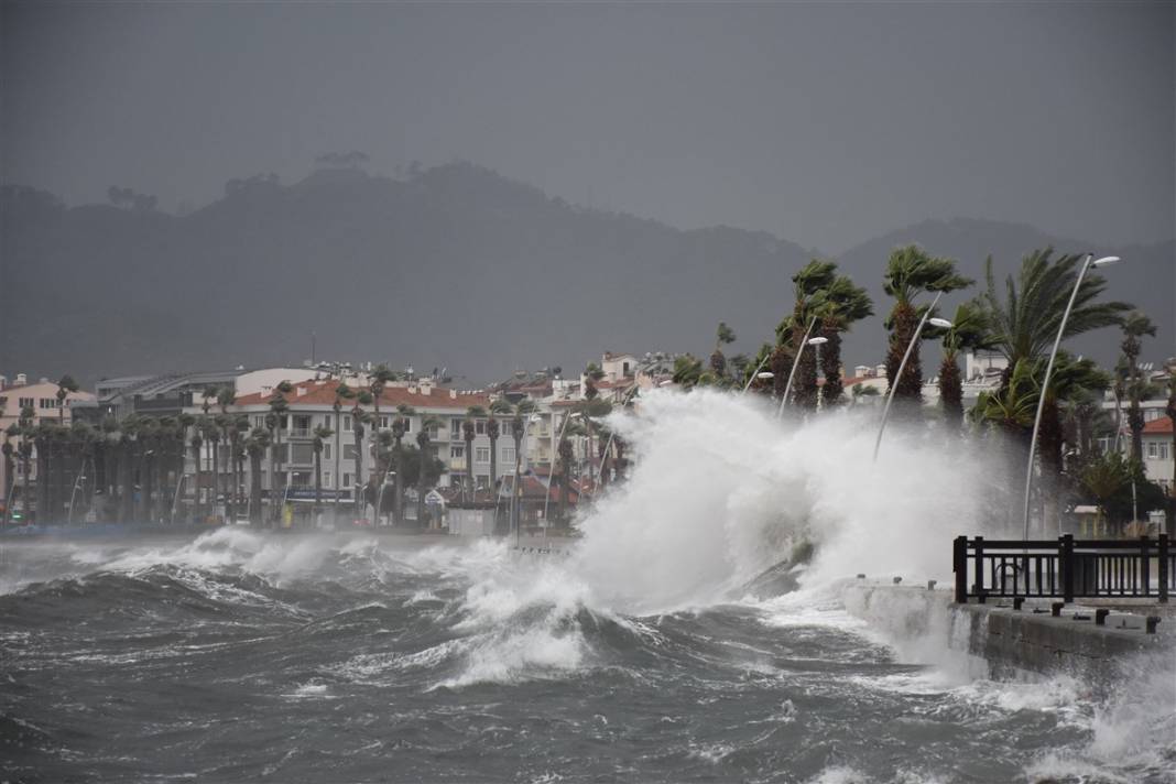 Marmaris'te şiddetli fırtına! Dev dalgalar oluştu, ağaçlar devrildi, camlar patladı... 13