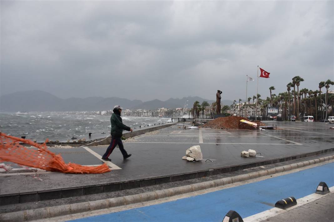 Marmaris'te şiddetli fırtına! Dev dalgalar oluştu, ağaçlar devrildi, camlar patladı... 11