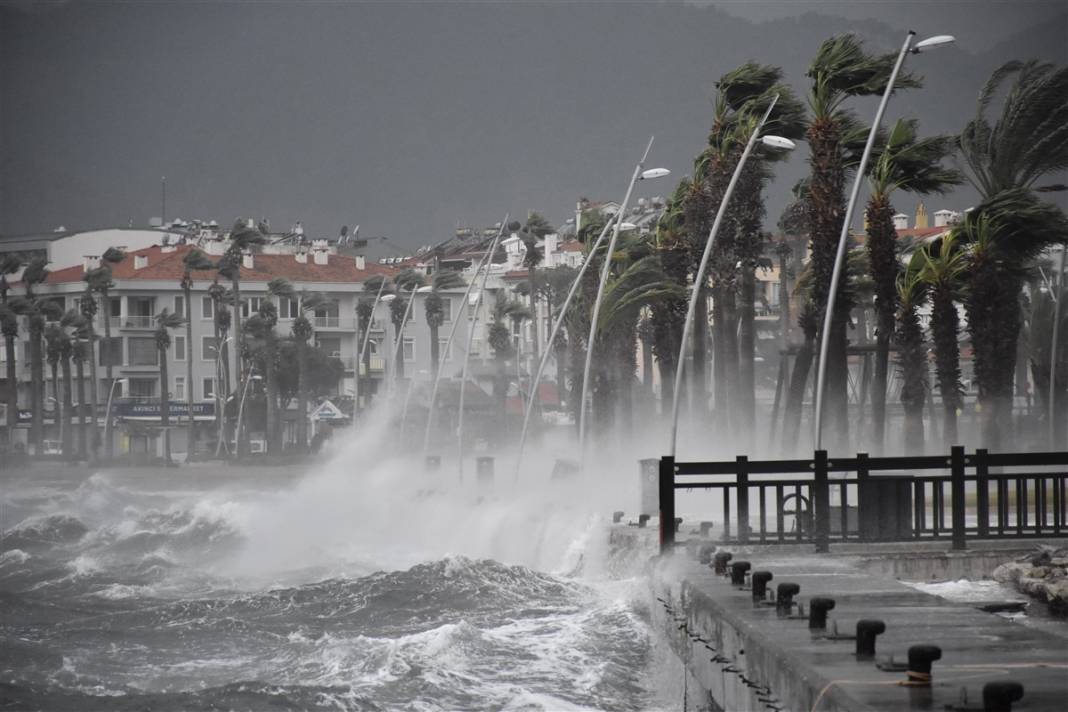 Marmaris'te şiddetli fırtına! Dev dalgalar oluştu, ağaçlar devrildi, camlar patladı... 9