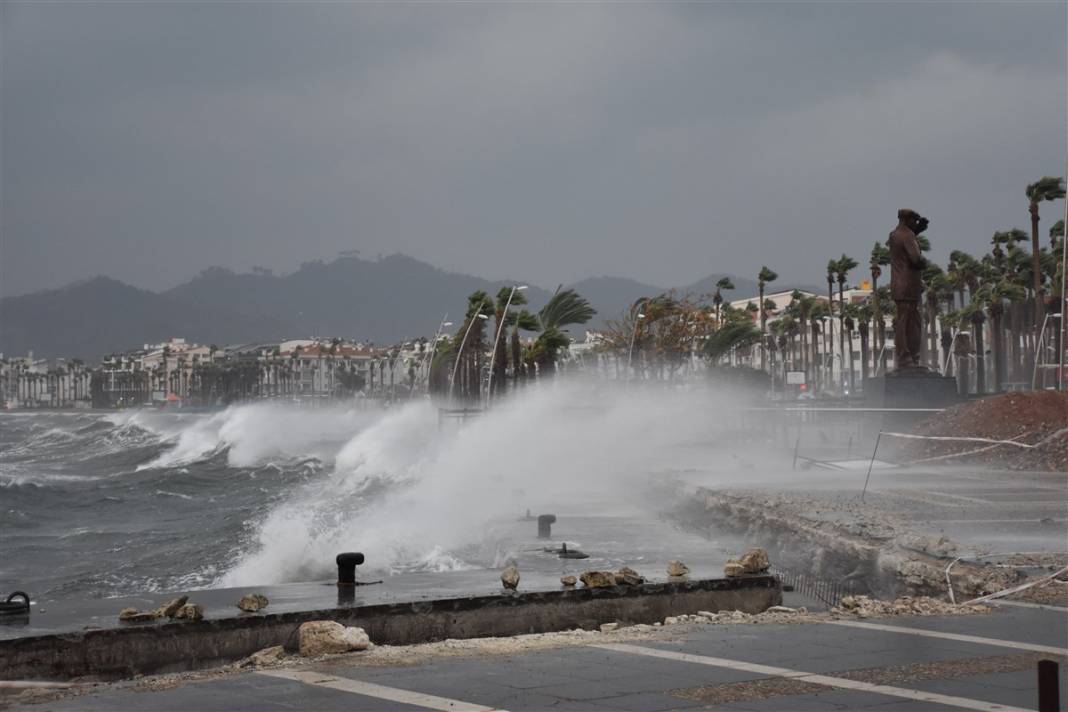 Marmaris'te şiddetli fırtına! Dev dalgalar oluştu, ağaçlar devrildi, camlar patladı... 10