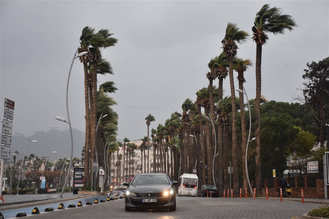 Marmaris'te şiddetli fırtına! Dev dalgalar oluştu, ağaçlar devrildi, camlar patladı... 8