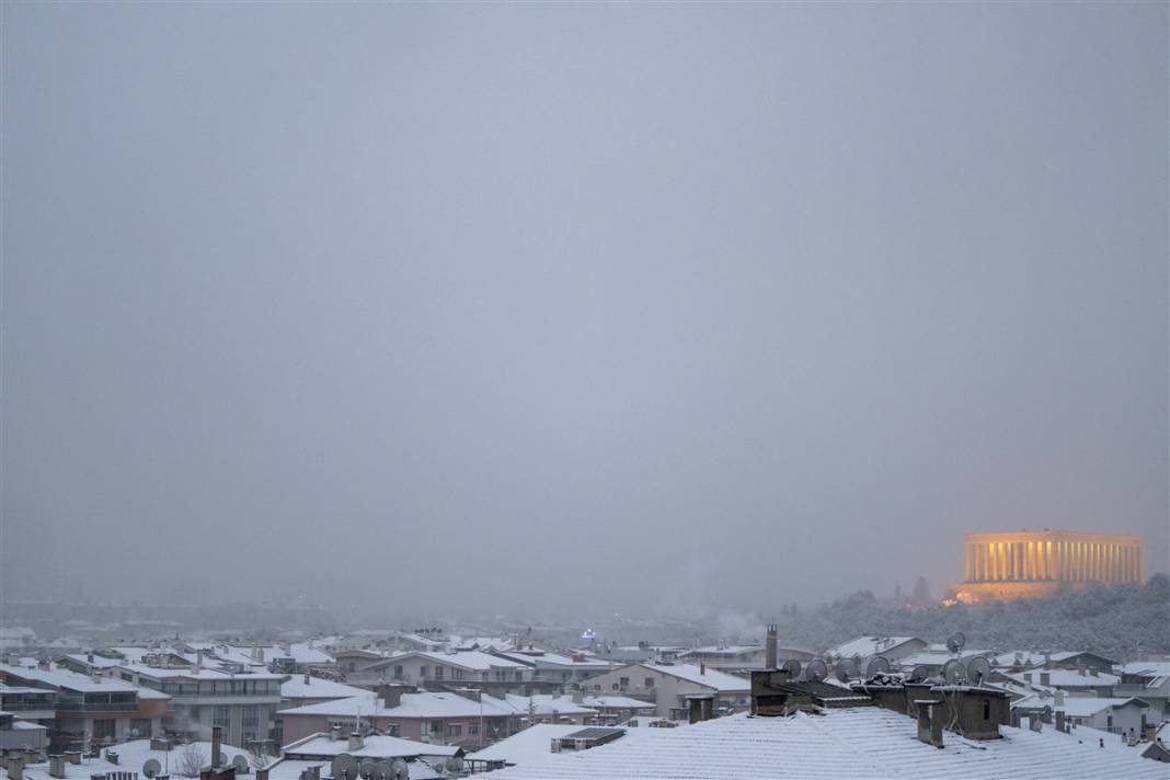 Ankara güne bembeyaz uyandı! Kar yağışı gün boyu devam edecek 62