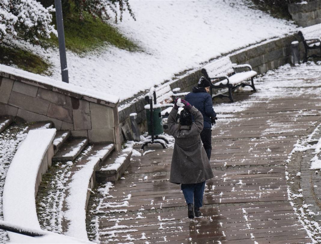 Ankara güne bembeyaz uyandı! Kar yağışı gün boyu devam edecek 60