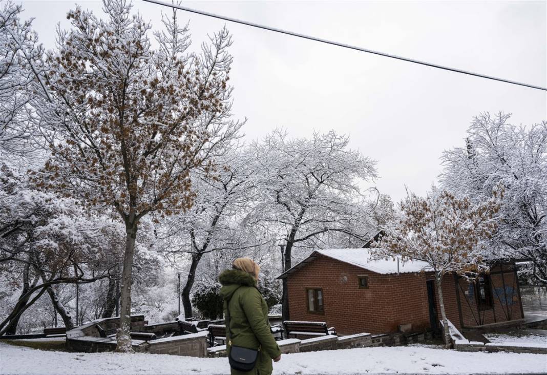 Ankara güne bembeyaz uyandı! Kar yağışı gün boyu devam edecek 61