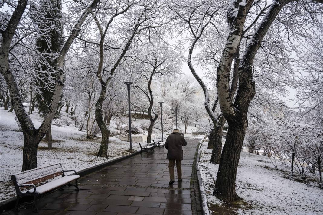 Ankara güne bembeyaz uyandı! Kar yağışı gün boyu devam edecek 59