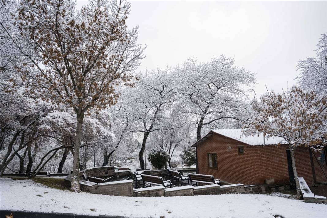 Ankara güne bembeyaz uyandı! Kar yağışı gün boyu devam edecek 58