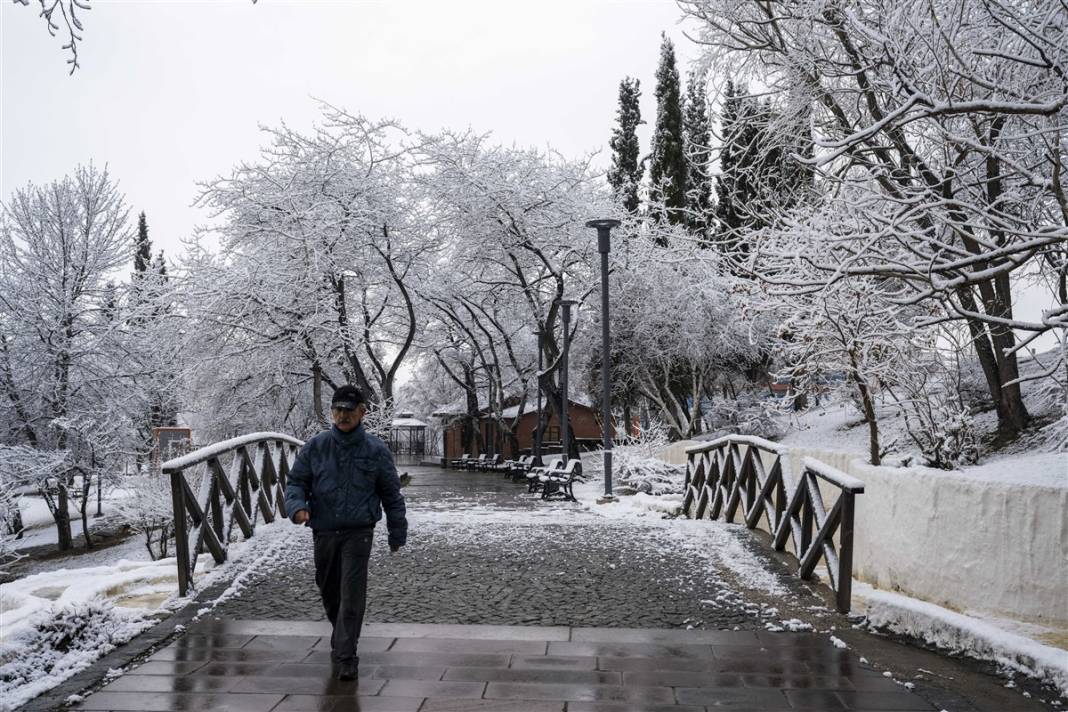 Ankara güne bembeyaz uyandı! Kar yağışı gün boyu devam edecek 57