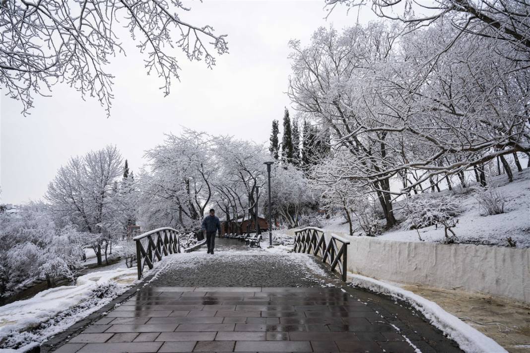 Ankara güne bembeyaz uyandı! Kar yağışı gün boyu devam edecek 56