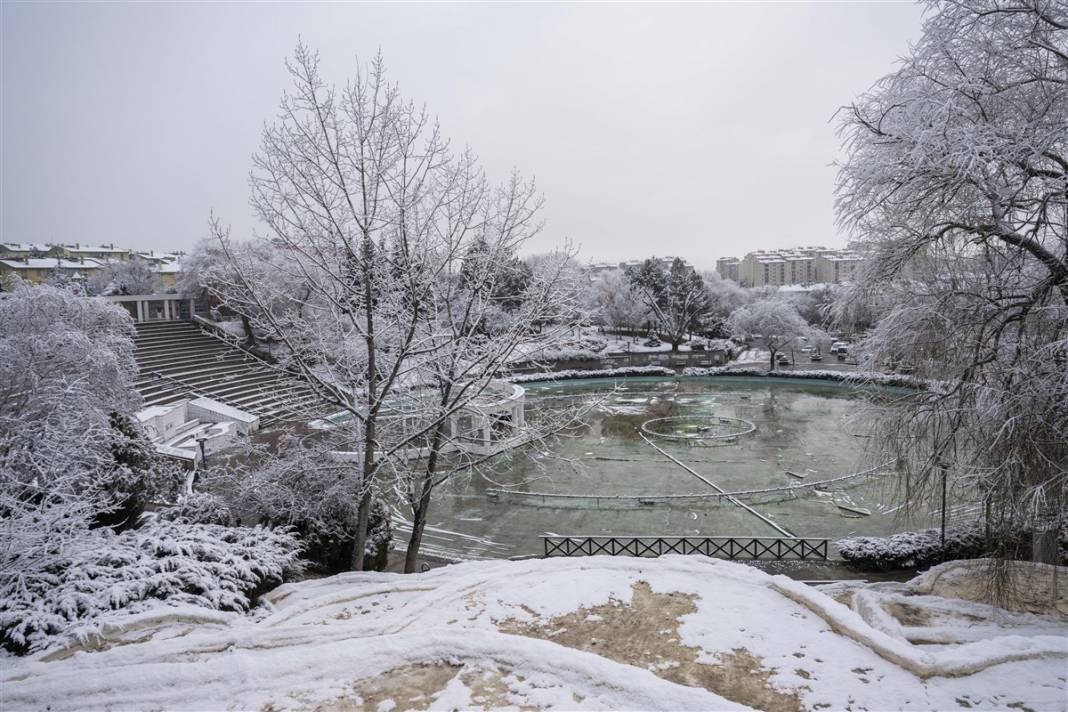 Ankara güne bembeyaz uyandı! Kar yağışı gün boyu devam edecek 55
