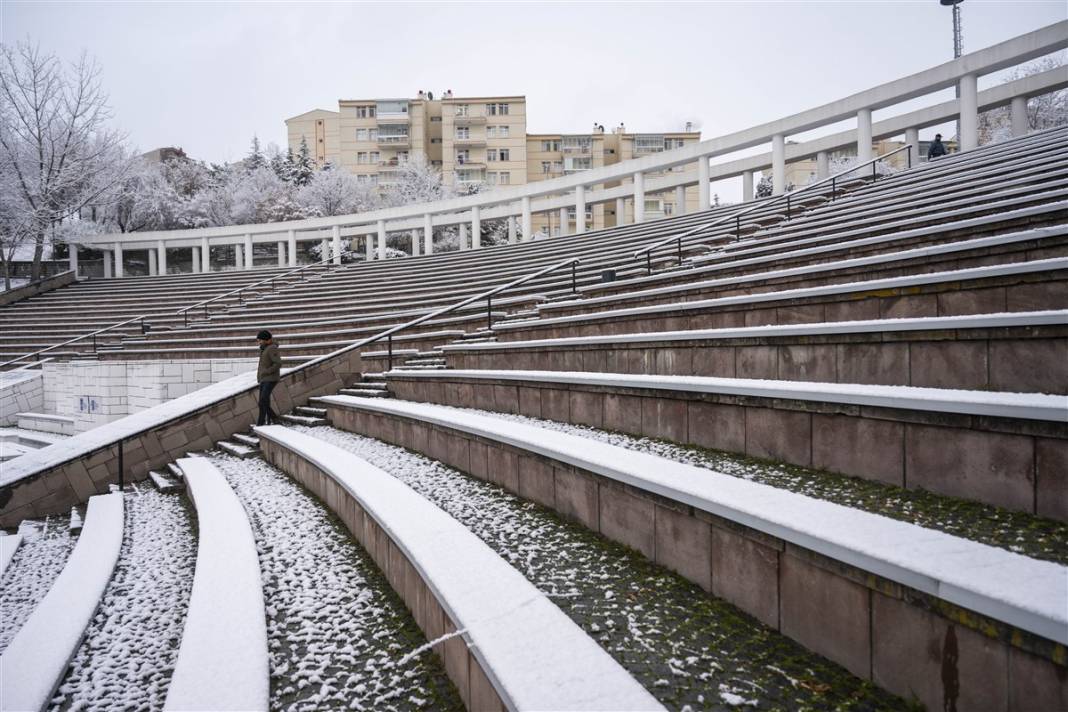Ankara güne bembeyaz uyandı! Kar yağışı gün boyu devam edecek 51