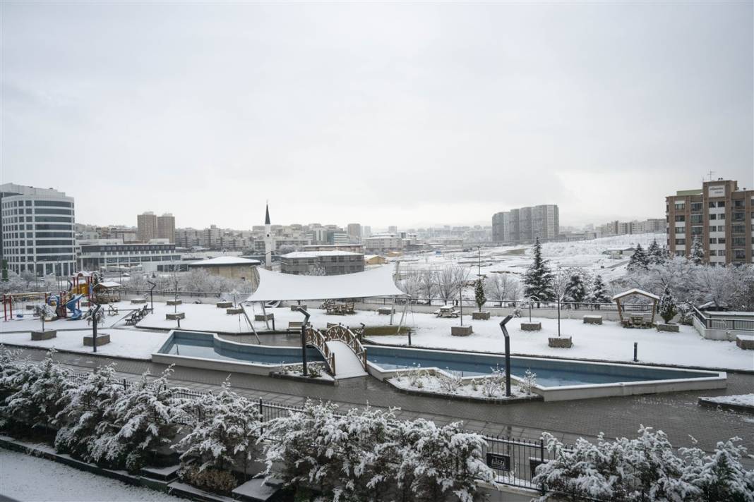 Ankara güne bembeyaz uyandı! Kar yağışı gün boyu devam edecek 54