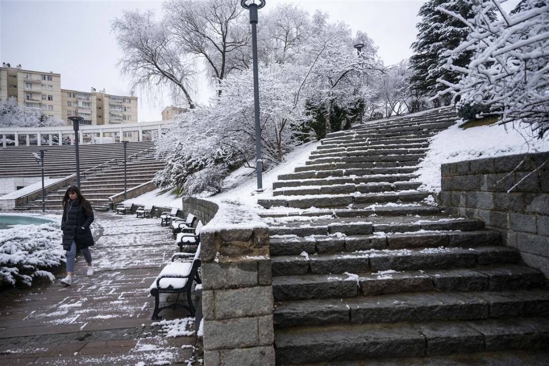 Ankara güne bembeyaz uyandı! Kar yağışı gün boyu devam edecek 53