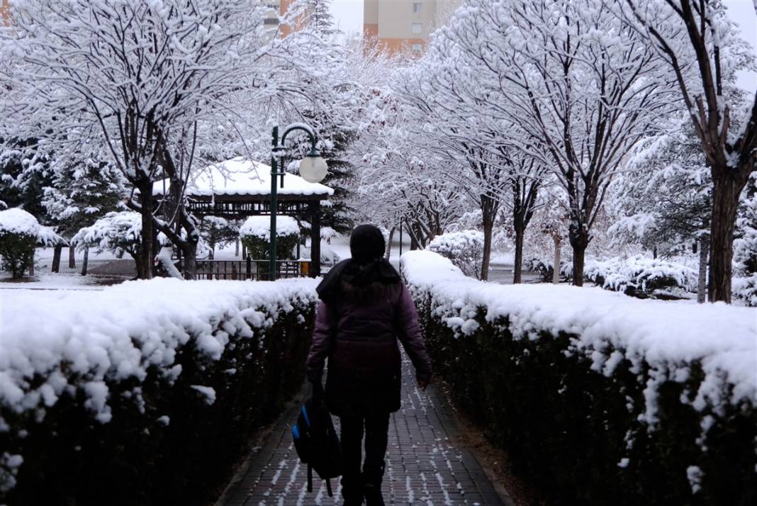 Ankara güne bembeyaz uyandı! Kar yağışı gün boyu devam edecek 52