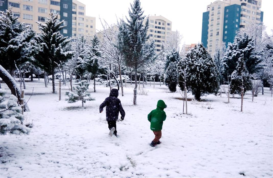 Ankara güne bembeyaz uyandı! Kar yağışı gün boyu devam edecek 50
