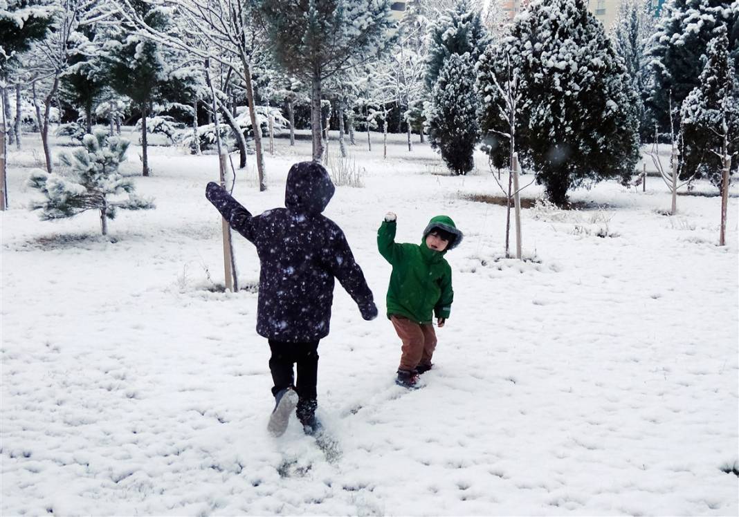 Ankara güne bembeyaz uyandı! Kar yağışı gün boyu devam edecek 47