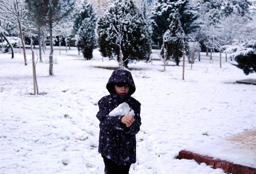 Ankara güne bembeyaz uyandı! Kar yağışı gün boyu devam edecek 48