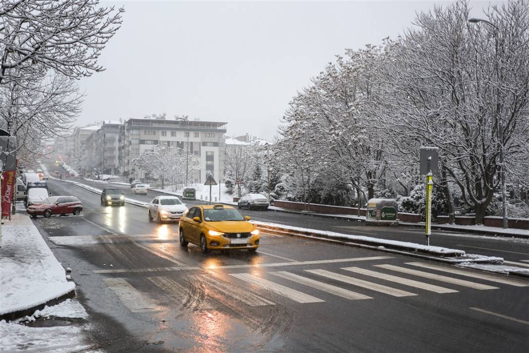 Ankara güne bembeyaz uyandı! Kar yağışı gün boyu devam edecek 46
