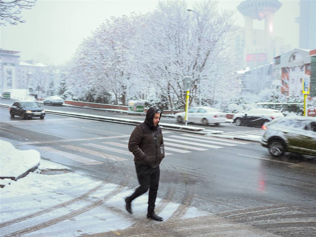 Ankara güne bembeyaz uyandı! Kar yağışı gün boyu devam edecek 45