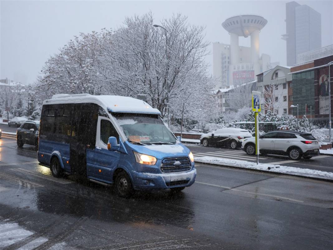 Ankara güne bembeyaz uyandı! Kar yağışı gün boyu devam edecek 44