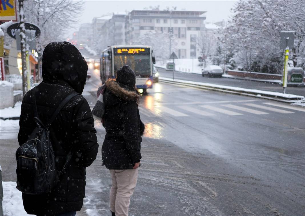 Ankara güne bembeyaz uyandı! Kar yağışı gün boyu devam edecek 43