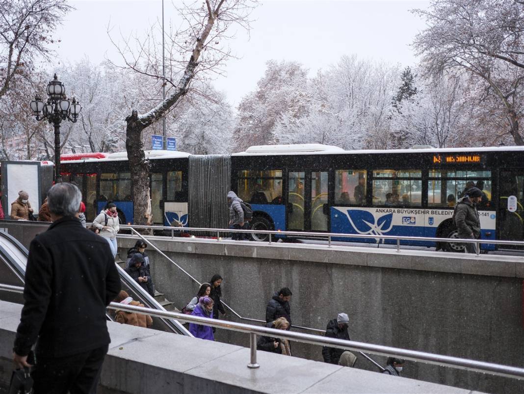 Ankara güne bembeyaz uyandı! Kar yağışı gün boyu devam edecek 41