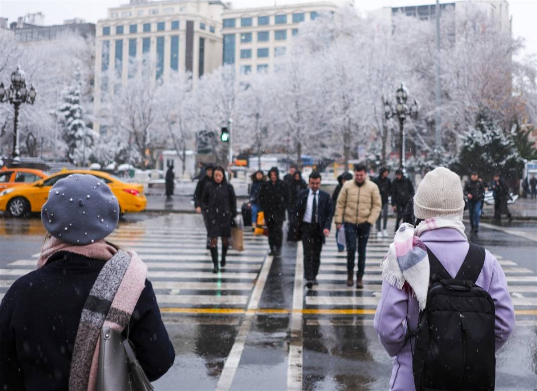 Ankara güne bembeyaz uyandı! Kar yağışı gün boyu devam edecek 42