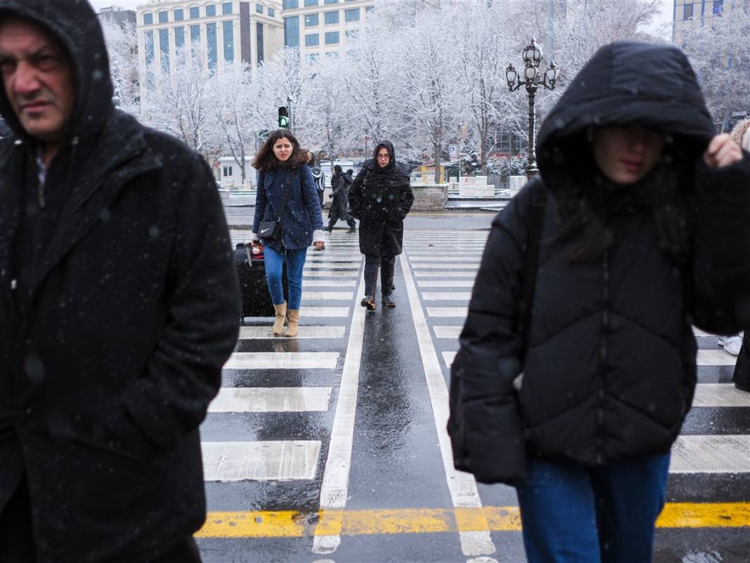 Ankara güne bembeyaz uyandı! Kar yağışı gün boyu devam edecek 40