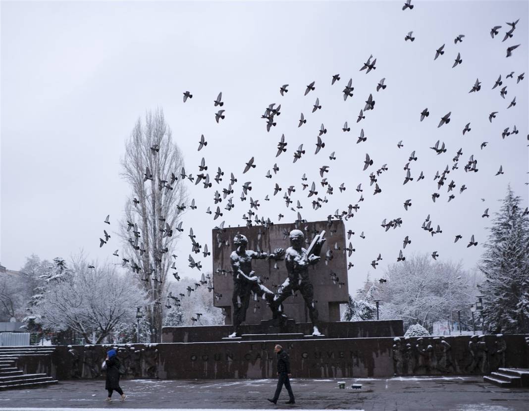 Ankara güne bembeyaz uyandı! Kar yağışı gün boyu devam edecek 39