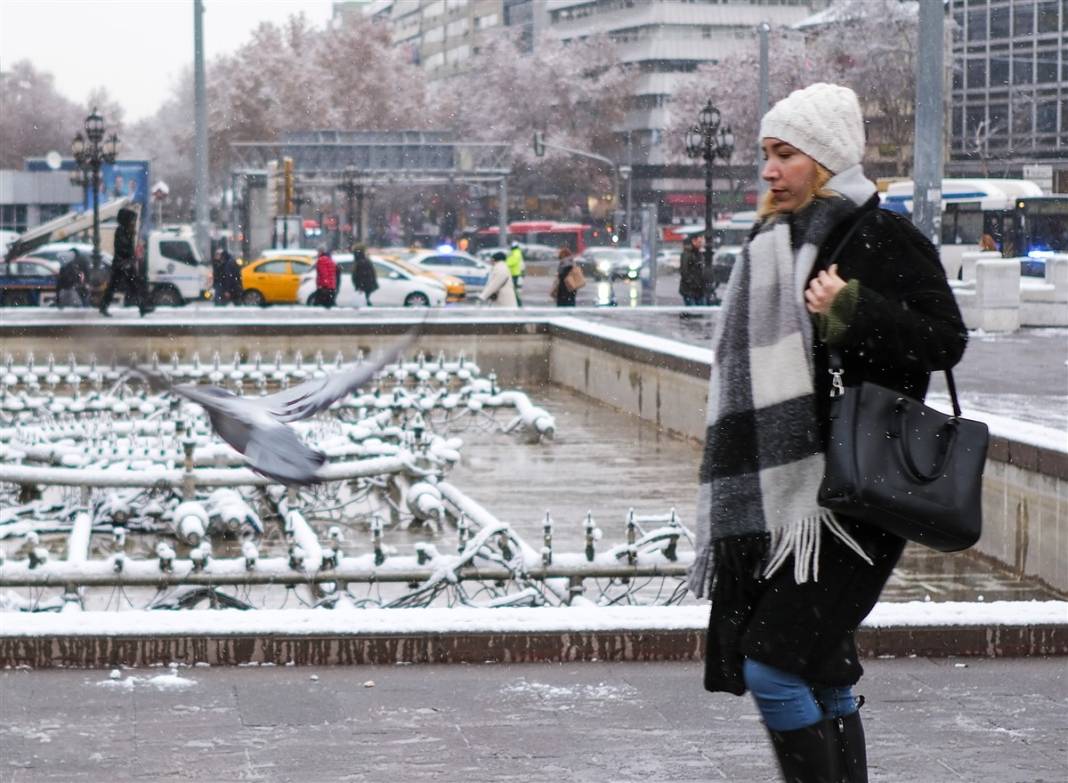 Ankara güne bembeyaz uyandı! Kar yağışı gün boyu devam edecek 38