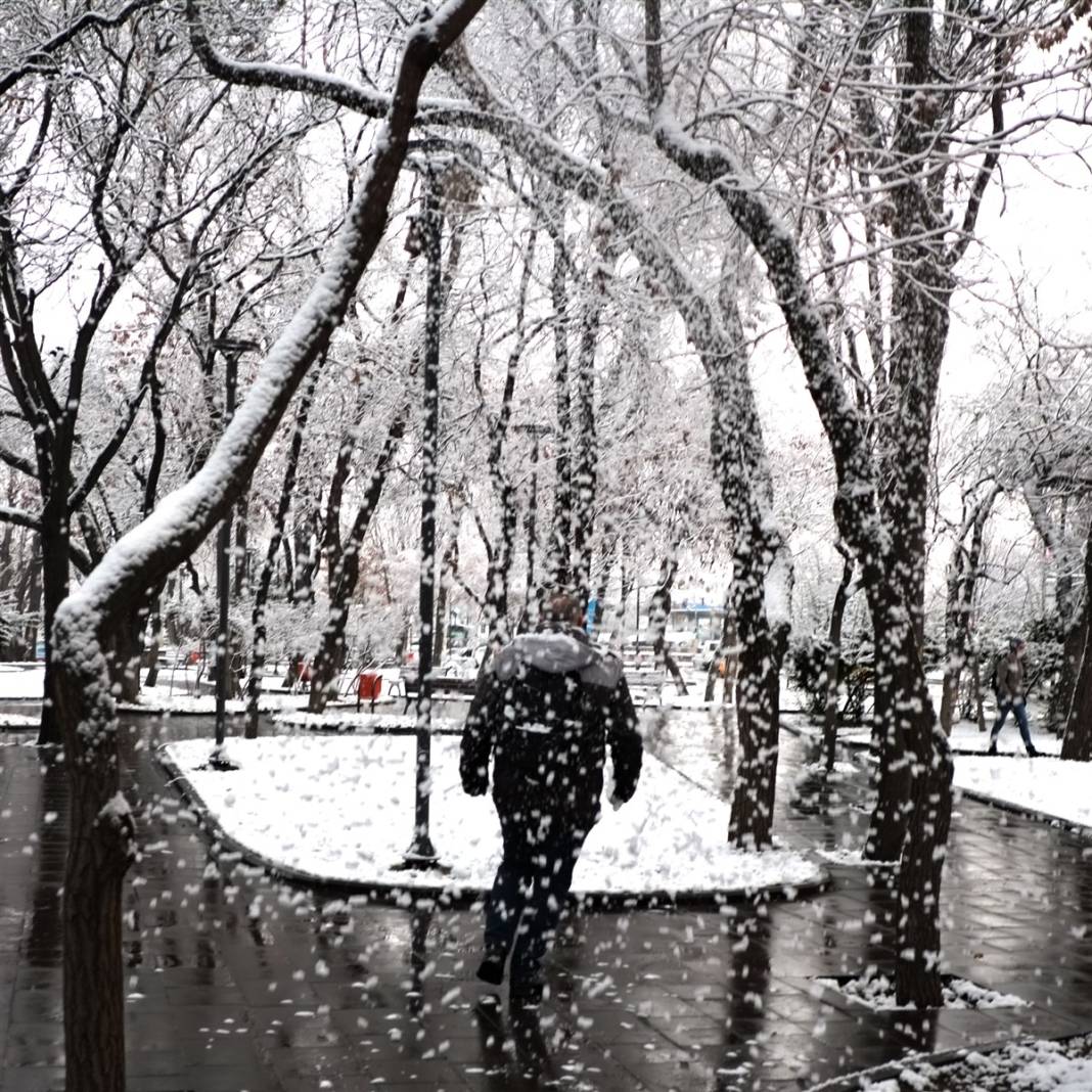 Ankara güne bembeyaz uyandı! Kar yağışı gün boyu devam edecek 37