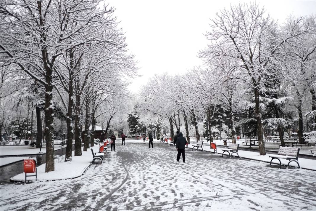 Ankara güne bembeyaz uyandı! Kar yağışı gün boyu devam edecek 36