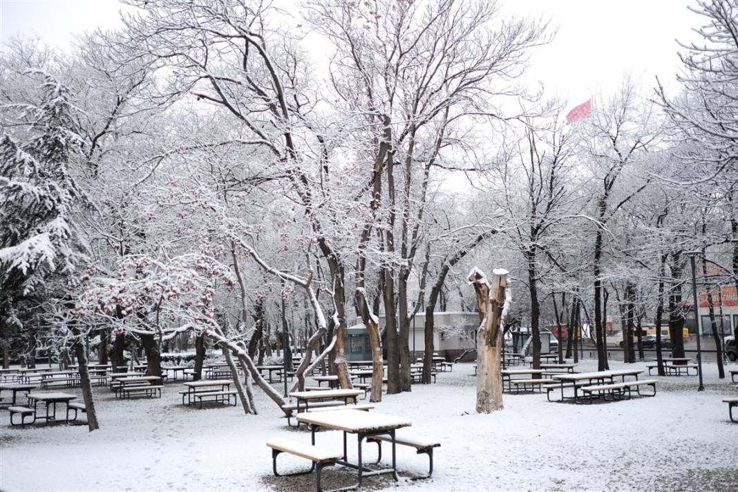 Ankara güne bembeyaz uyandı! Kar yağışı gün boyu devam edecek 35