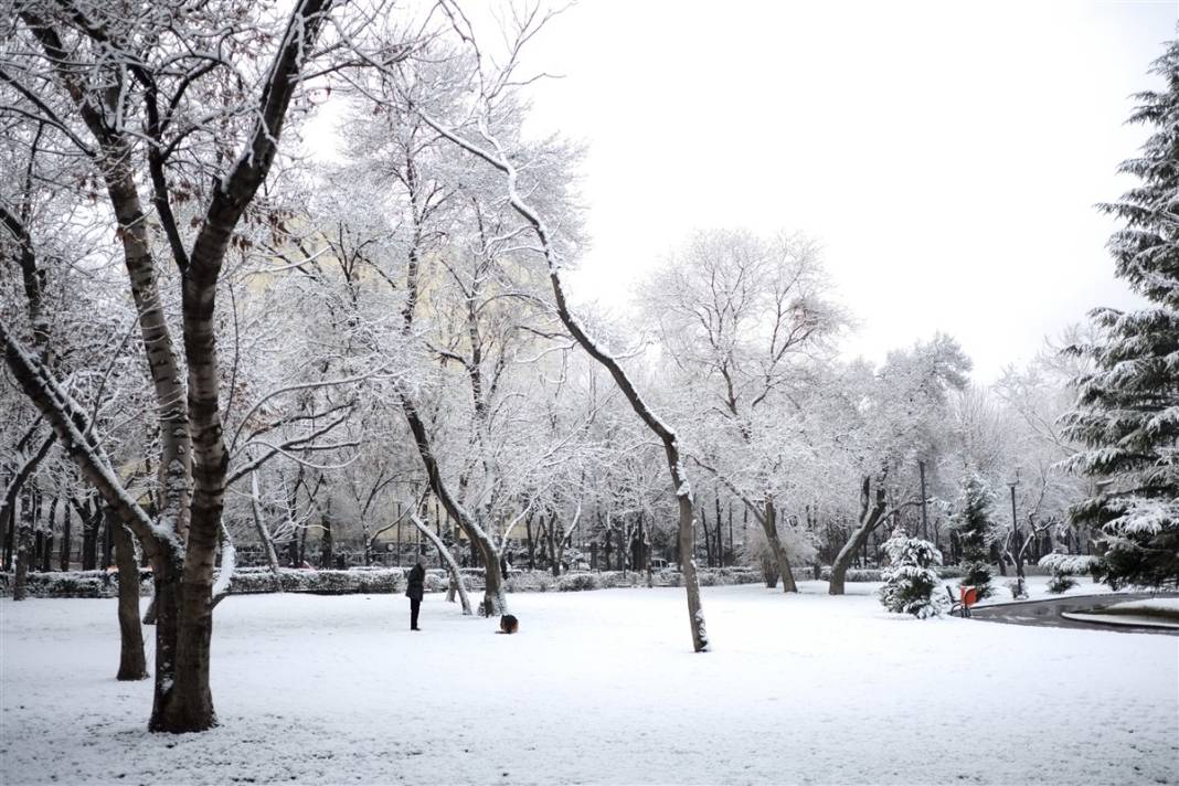 Ankara güne bembeyaz uyandı! Kar yağışı gün boyu devam edecek 34
