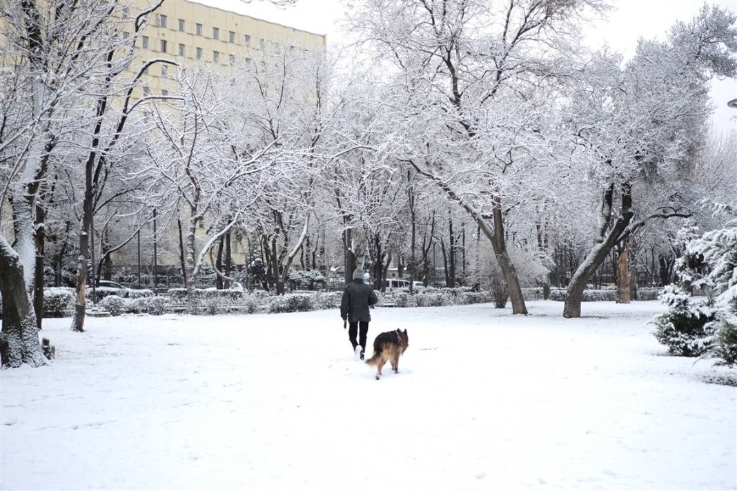 Ankara güne bembeyaz uyandı! Kar yağışı gün boyu devam edecek 33