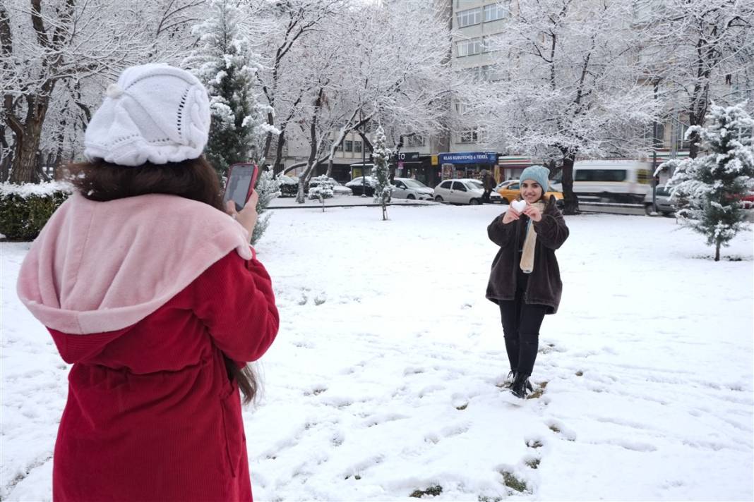Ankara güne bembeyaz uyandı! Kar yağışı gün boyu devam edecek 29