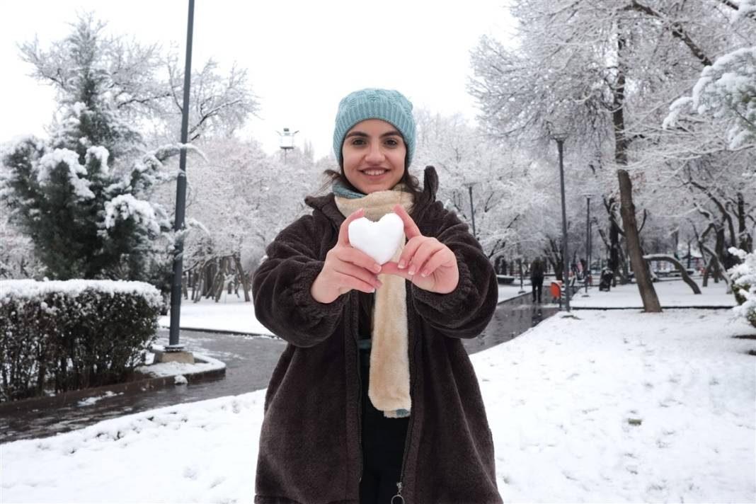 Ankara güne bembeyaz uyandı! Kar yağışı gün boyu devam edecek 28