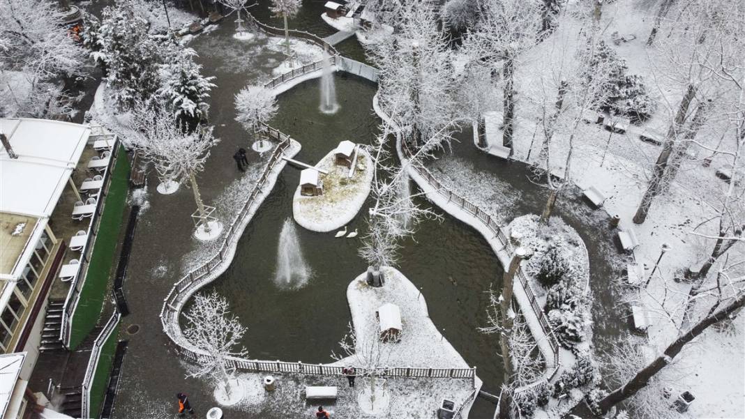 Ankara güne bembeyaz uyandı! Kar yağışı gün boyu devam edecek 27