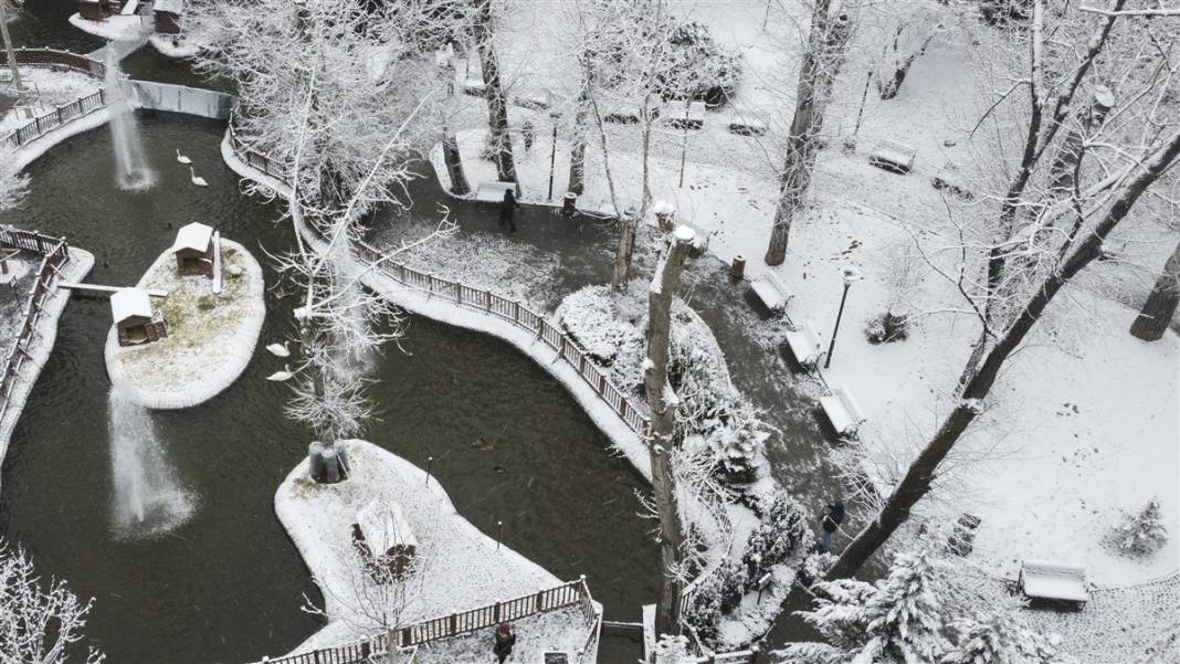 Ankara güne bembeyaz uyandı! Kar yağışı gün boyu devam edecek 26
