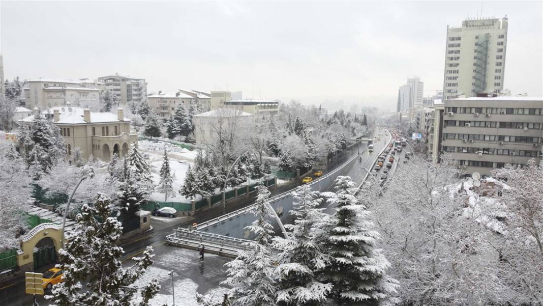 Ankara güne bembeyaz uyandı! Kar yağışı gün boyu devam edecek 24