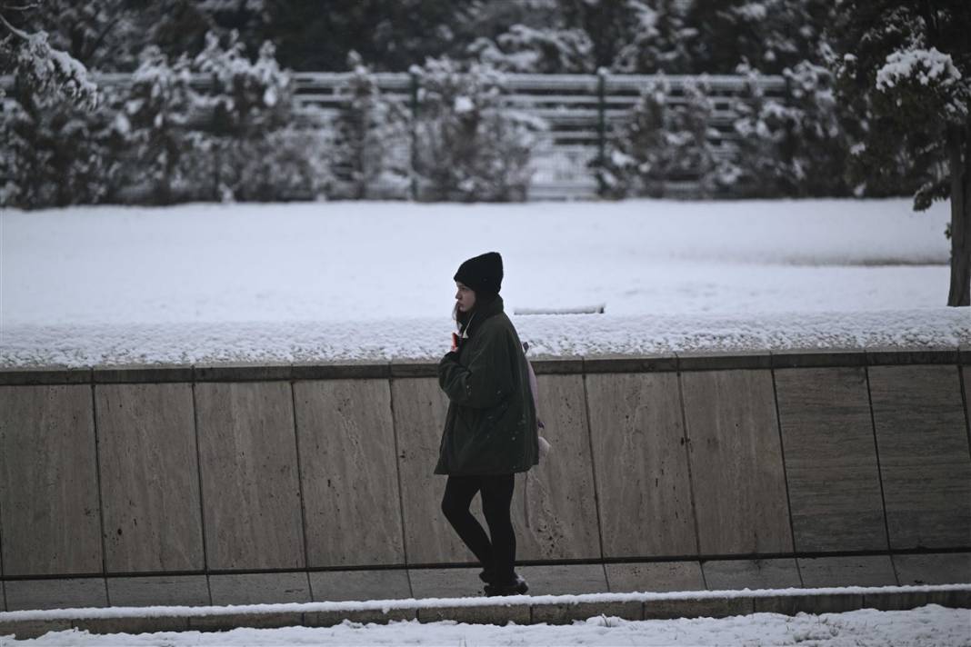 Ankara güne bembeyaz uyandı! Kar yağışı gün boyu devam edecek 23