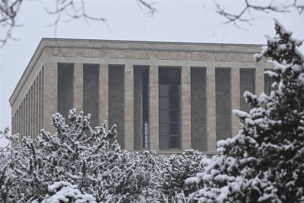 Ankara güne bembeyaz uyandı! Kar yağışı gün boyu devam edecek 21